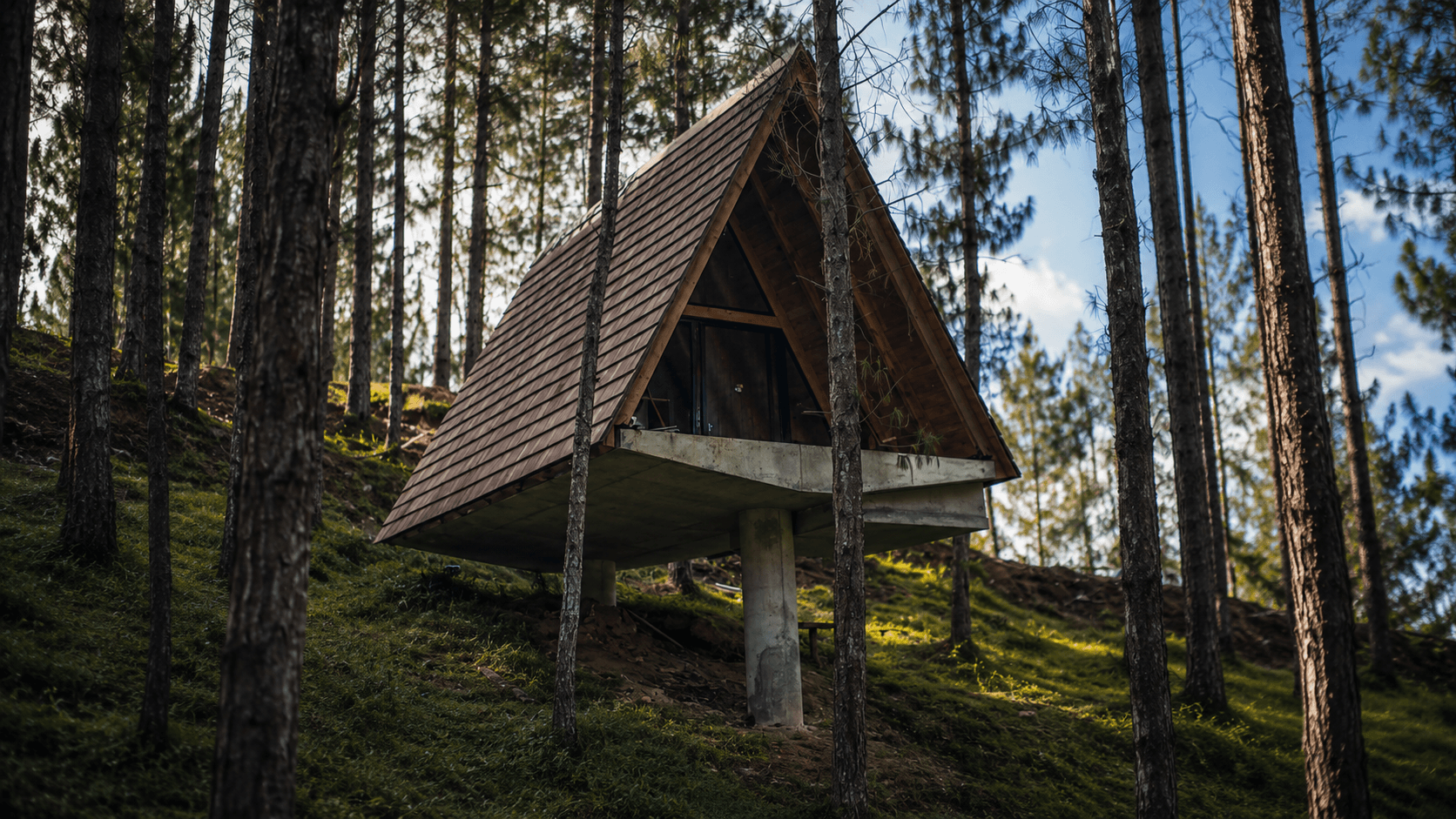 Cabaña de Nido de Agua en obra, sobre pilotes entre el bosque de pinos, en Guatapé